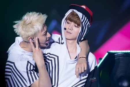 Lộc Hàm và Hoàng Tử Thao bất ngờ thân thiết khiến fan