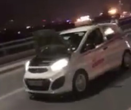Phạt tài xế taxi lật nắp capo,