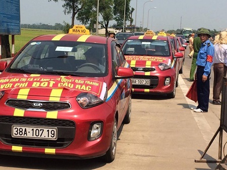 Phản đối trạm thu phí Cầu Rác, người dân dùng tiền lẻ