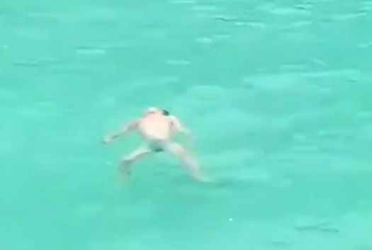 Thực hư chuyện bé trai đuối nước giữa hồ bơi, mãi mới được phát hiện