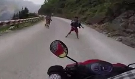 Bất chấp nguy hiểm, nhóm trẻ em dàn hàng cướp đồ dân phượt ở Hà Giang