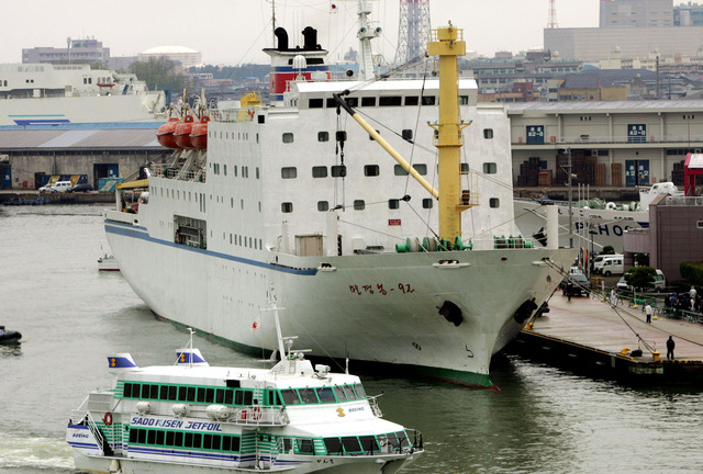 Giữa lúc căng thằng, Nga bất ngờ dừng dịch vụ phà với Triều Tiên