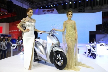 Minh Hằng, Chi Pu lộng lẫy tại gian hàng Yamaha Việt Nam