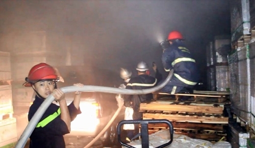 Đà Nẵng: “Bà hỏa” ghé thăm kho gạch, thiêu rụi nhiều ô tô