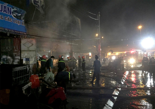 Cháy lớn tại cửa hàng bán điều hòa rộng 100m2