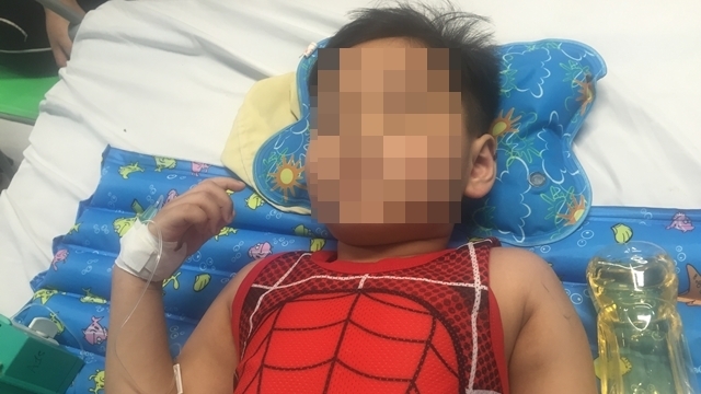 Bé trai bị ô tô cán dập nát đùi trái đã được phẫu thuật