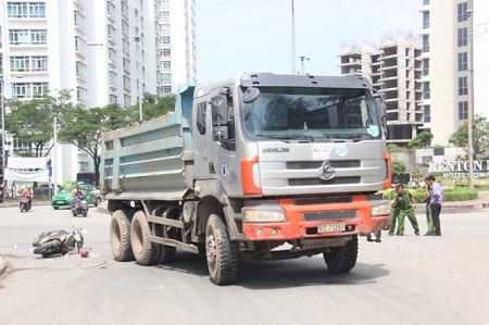 Người phụ nữ bị xe tải chở đất cán tử vong sau khi chở con đi học