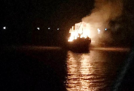 Tàu cá bốc cháy trong đêm, thiệt hại hàng trăm triệu đồng