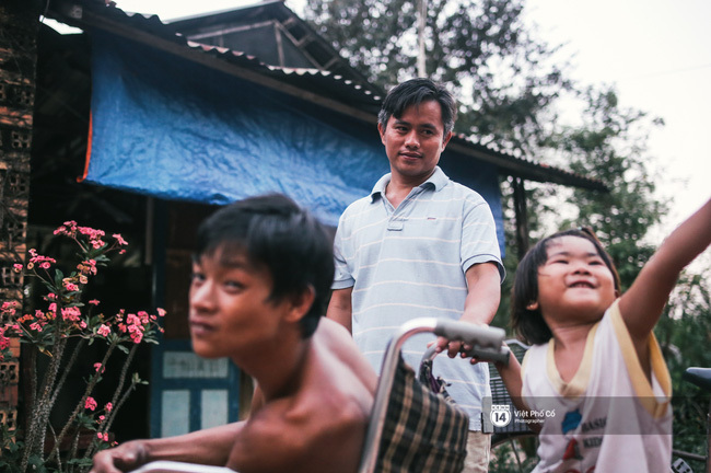 Xúc động câu chuyện chồng kém vợ hàng chục tuổi sẵn sàng ở rể, chăm mẹ, chăm 3 cháu vợ