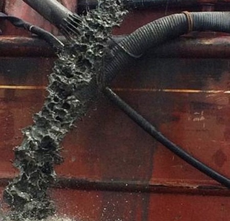 Xác minh rõ vụ tàu xả thải bùn 