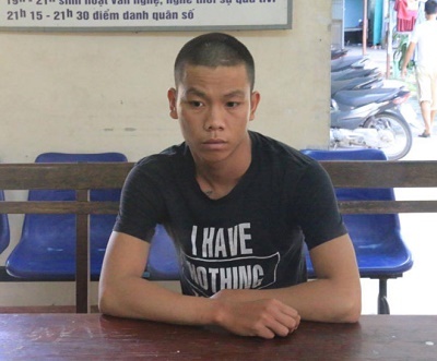 Thanh niên chặn đầu, đập vỡ kính xe Mercedes vì vượt xe không được