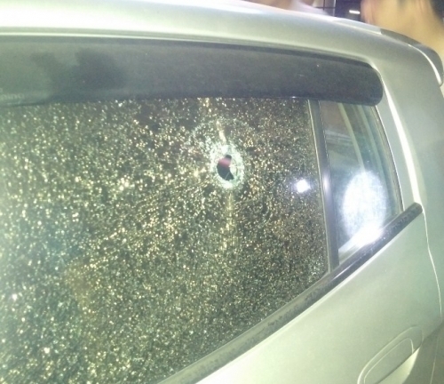 Xác minh vật thể gây thủng ô tô trong vụ côn đồ uy hiếp bác sỹ