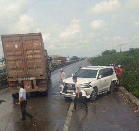 Xe container lao qua dải phân cách, đâm bẹp