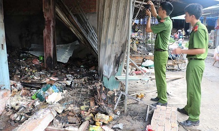 Sét đánh cháy chợ Nghĩa Kỳ, nhiều sạp tạp hóa bị thiêu rụi