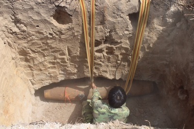 Người đàn ông mang quả bom nặng hơn 200kg còn nguyên kíp nổ đi bán đồng nát