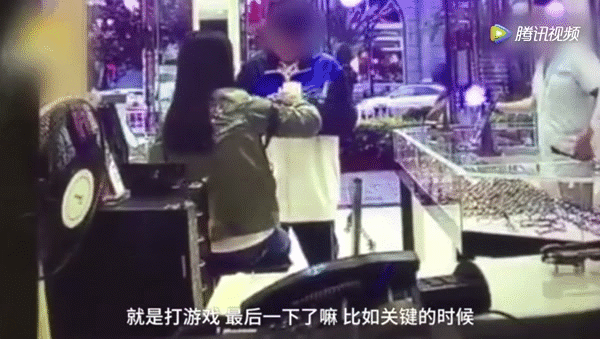 Nam sinh Trung học đánh mẹ dã man ngay giữa cửa hàng kính vì lý do không thể chấp nhận nổi