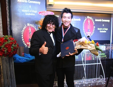 Ảo thuật gia Tiến Đạt vinh dự nhận giải thưởng danh giá của David Copperfield