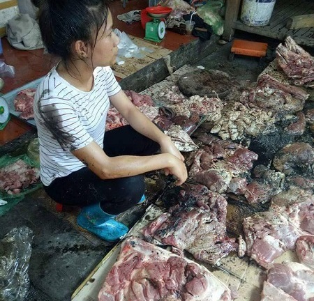 Người phụ nữ kể lại việc bị hắt dầu luyn trộn chất thải chỉ vì bán thịt lợn giá rẻ 