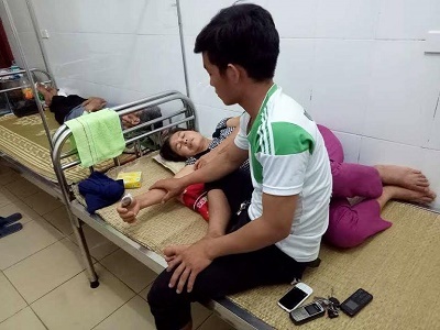 Triệu tập người phụ nữ cắn đứt ngón tay hàng xóm vì nắm rau mùng tơi