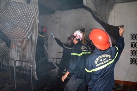 Nhà dưỡng lão ở TP. Huế bốc cháy dữ dội trong đêm, nhiều người cao tuổi hoảng loạn