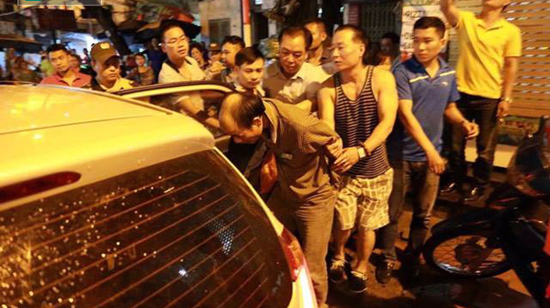 Công an Hà Nội bao vây kẻ đâm người cố thủ trong nhà