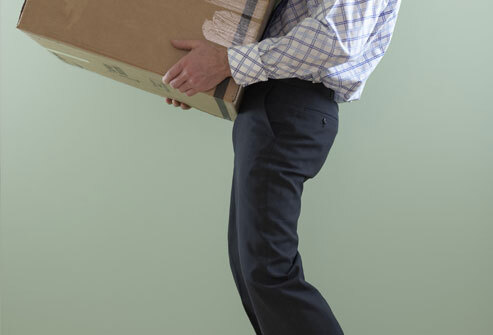 Cách nâng vật nặng đúng cách để bảo vệ cột sống