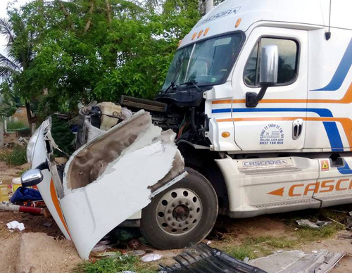 Bình Định: Xe container tông xe dịch vụ đám cưới, 4 người bị thương