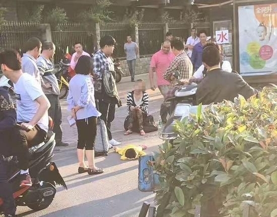 Bé gái bị mẹ đẻ giẫm đạp lên người, bỏ rơi giữa đường vì nghi mắc bệnh