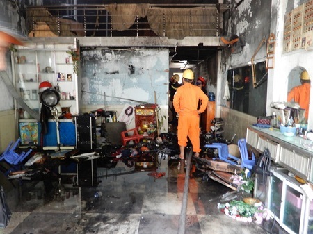 Cháy nhà giữa trưa, 4 người trong gia đình may mắn thoát nạn