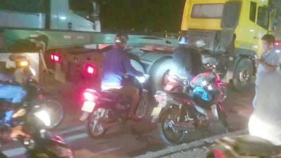 Xe container tông vào xe máy, vợ tử vong tại chỗ, chồng nguy kịch