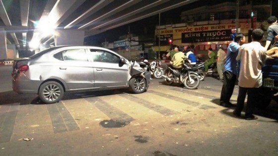 Tài xế ô tô gây tai nạn rồi bỏ chạy gây náo loạn đường phố vì sợ bị đánh