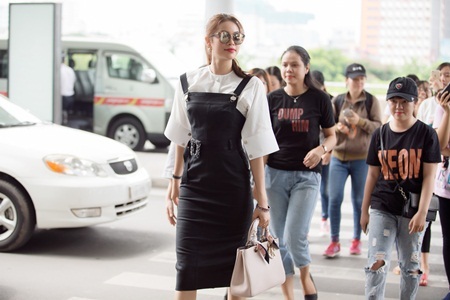 Phạm Hương khoe da trắng dáng xinh, rạng rỡ ở sân bay