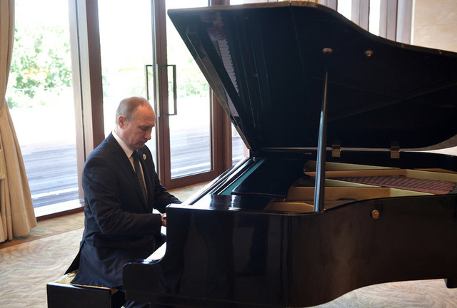 Tổng thống Putin ngẫu hứng chơi piano khi chờ ông Tập Cận Bình