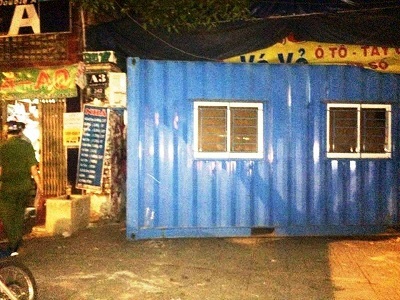 Điều tra vụ 30 thanh niên xông vào nhà đánh người, cẩu container bịt cửa ra vào