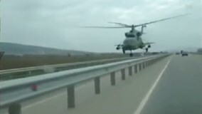Trực thăng bay sát rạt mặt đường khiến tài xế ô tô thất kinh