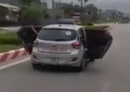Thông tin bất ngờ vụ taxi mở bung 2 cửa lao vun vút trên đường