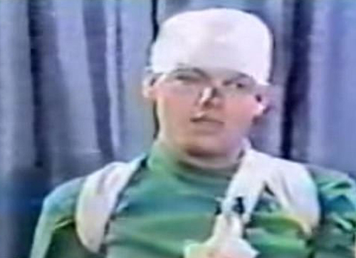 Hoảng hốt lính học việc bị cuốn vào động cơ máy bay chiến đấu