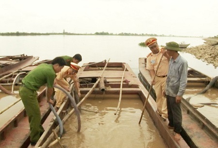 Bắt quả tang 4 tàu khai thác cát trái phép