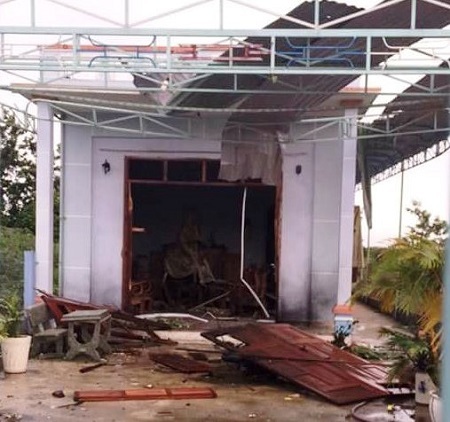 Nổ lớn lúc rạng sáng, 2 mẹ con may mắn thoát nạn