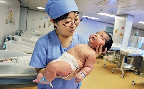 Cái kết hối tiếc của bà mẹ kiên trì sinh thường dù thai nhi quá lớn