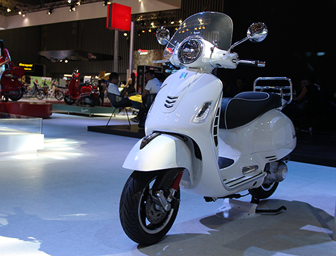 Vespa trình làng mẫu xe Vespa GTS 300 Super 2017, giá 248 triệu đồng.