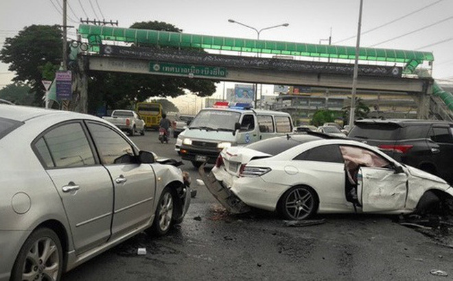 Phát hiện chồng đang chở bồ nhí, vợ cuồng ghen lao thẳng ô tô vào xe Mercedes của chồng