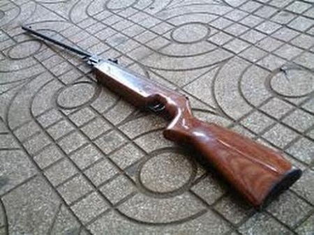 Côn đồ đất Cảng xông vào nhà, nổ súng bắn gia chủ