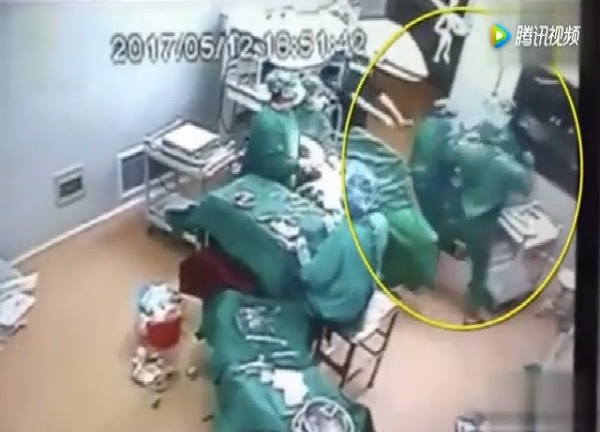 Bác sĩ nam ‘hạ gục’ nữ y tá giữa ca phẫu thuật
