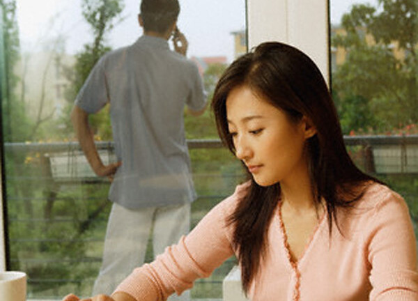 Chồng lén lút biếu tiền bố mẹ, vợ cố nhịn tìm cách giải quyết