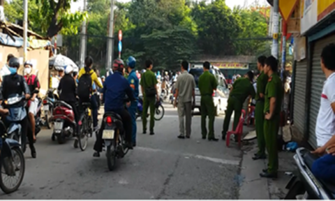 Cha đâm gục bạn trai của con gái vì dám... ôm hôn