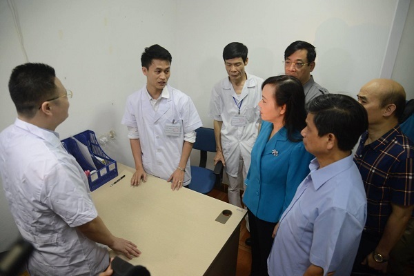 Bộ trưởng Y tế thị sát: Hàng loạt phòng khám bị “trảm”