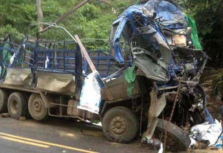 Ôtô tải mất phanh đâm vào vách núi, 2 người tử vong