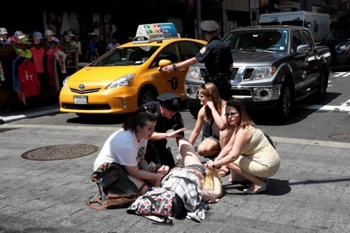 Hiện trường nạn nhân nằm la liệt sau khi xe điên lao vào đám đông tại Quảng trường Thời Đại