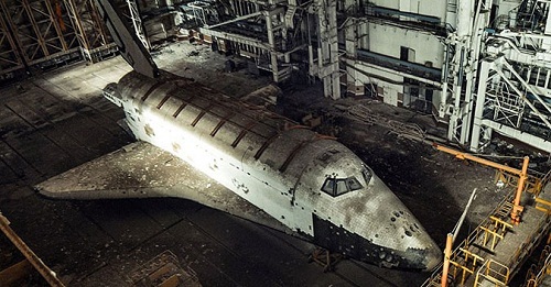 Đi bộ 38km trên sa mạc, người đàn ông phát hiện ra tàu con thoi của Liên Xô cũ